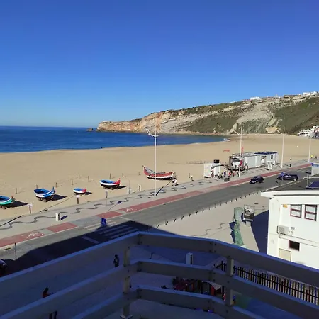 Beachfront Apartament Nazaré